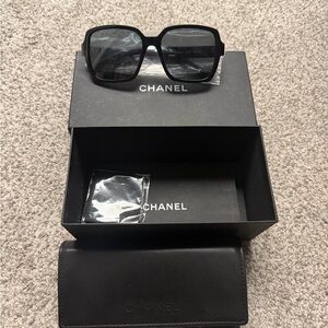 CHANEL like new full set Black Sunglasses